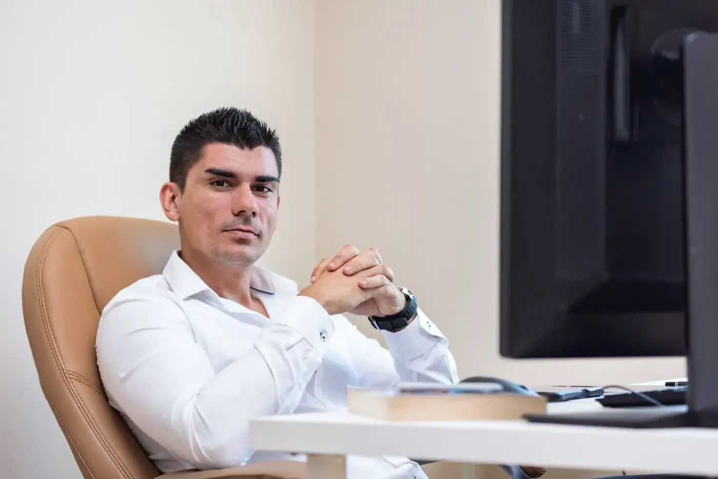 A bilingual agent at his workstation in a contact centre