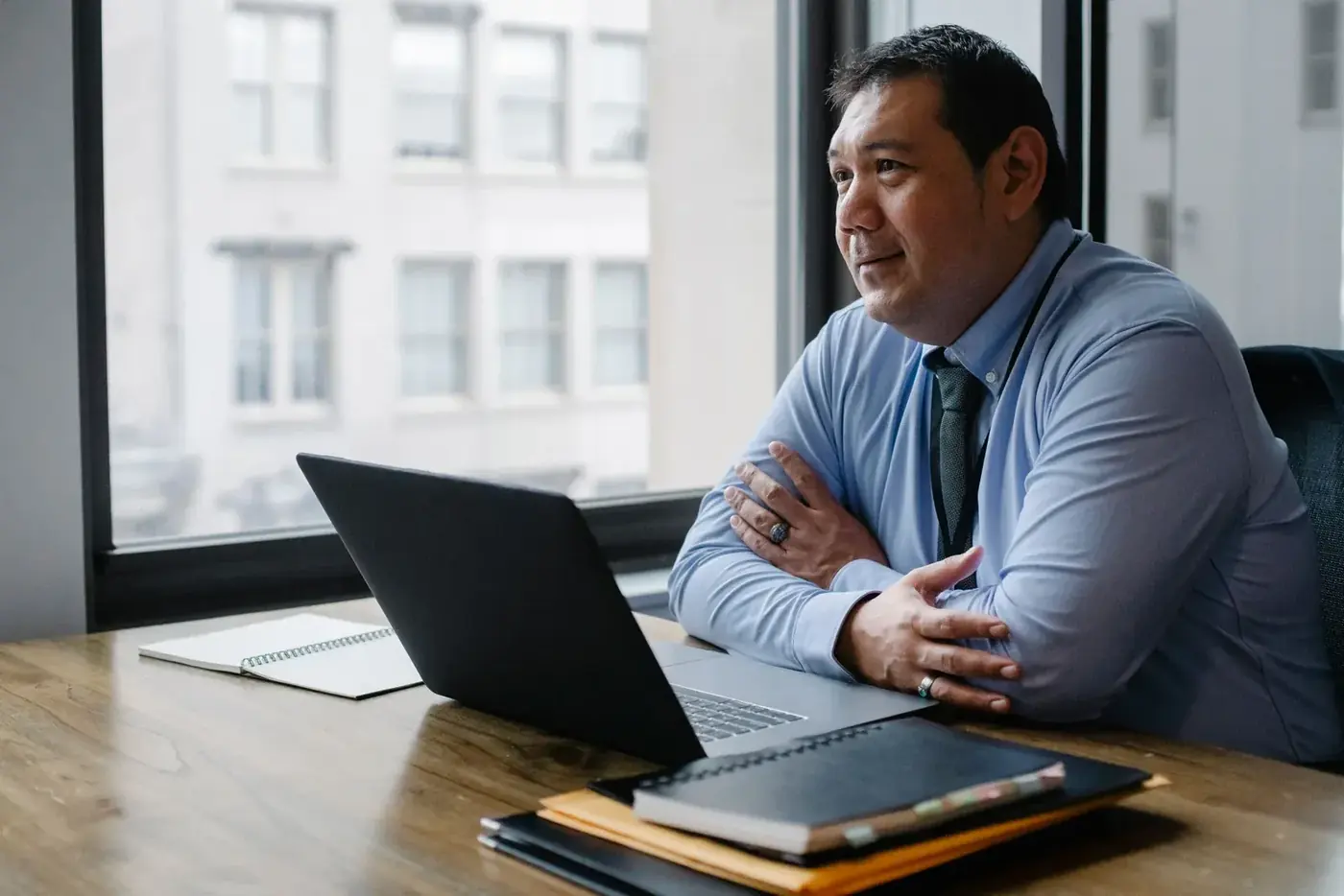 A bilingual account manager at his desk during the United States working day
